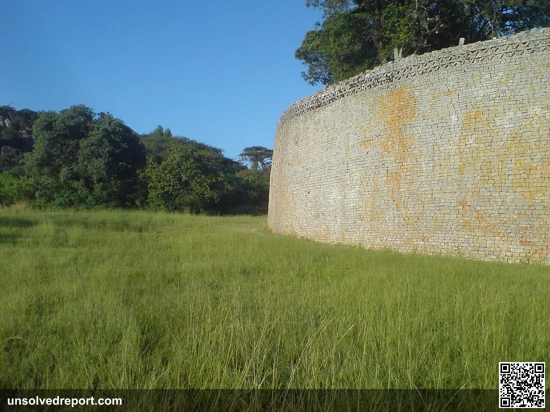 Outer wall of the Great Enclosure at Great Zimbabwe showing dry-stone granite masonry