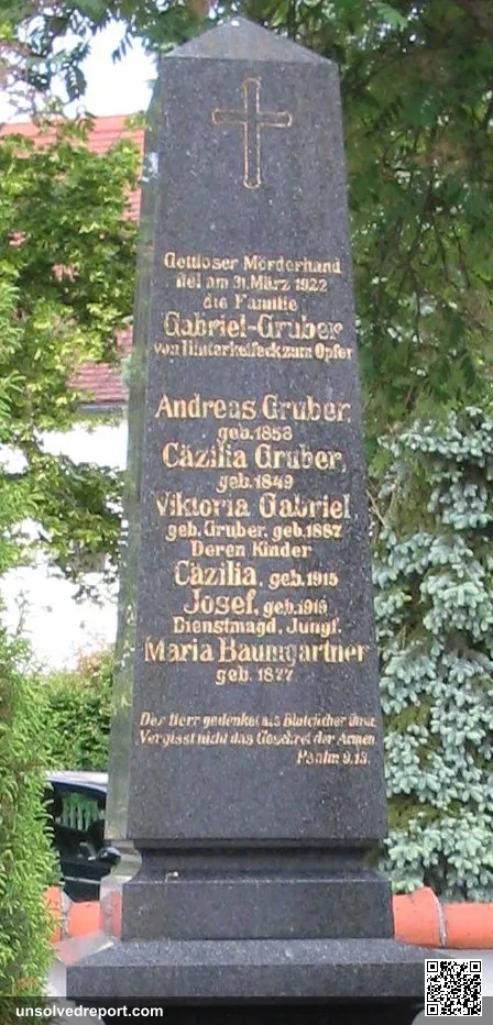 Gedenkstein für die Mordopfer von Hinterkaifeck auf dem Friedhof in Waidhofen