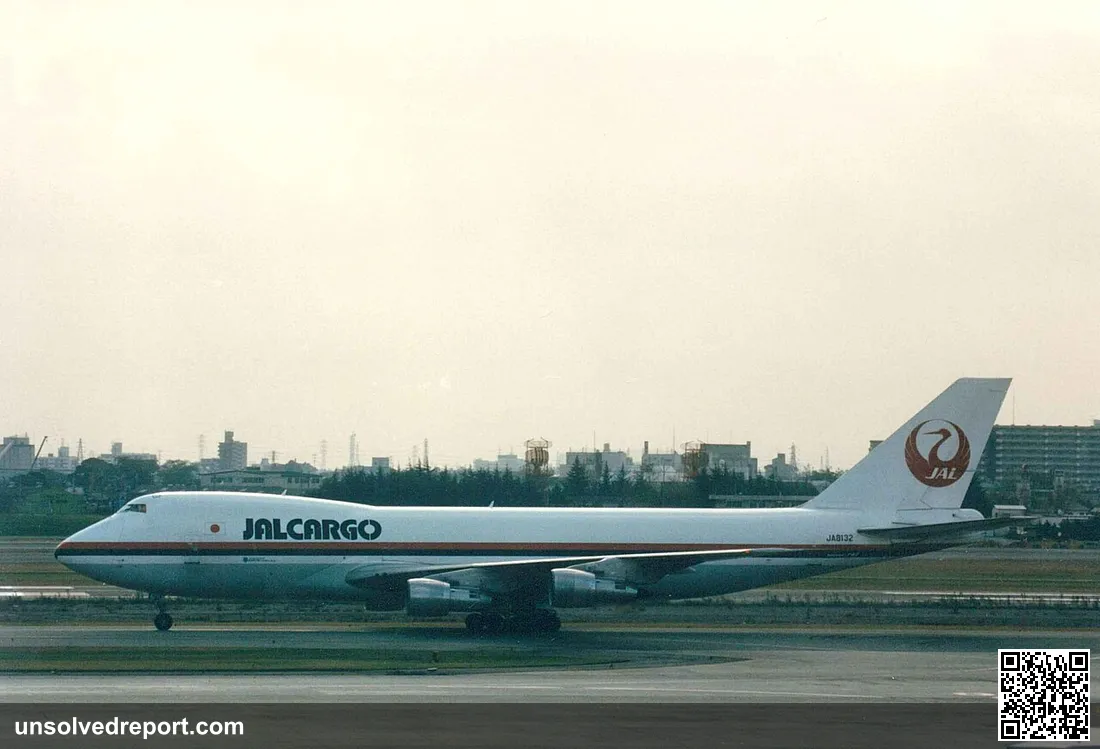 It is JAL CARGO which it photographed in Itami, Osaka Airport.