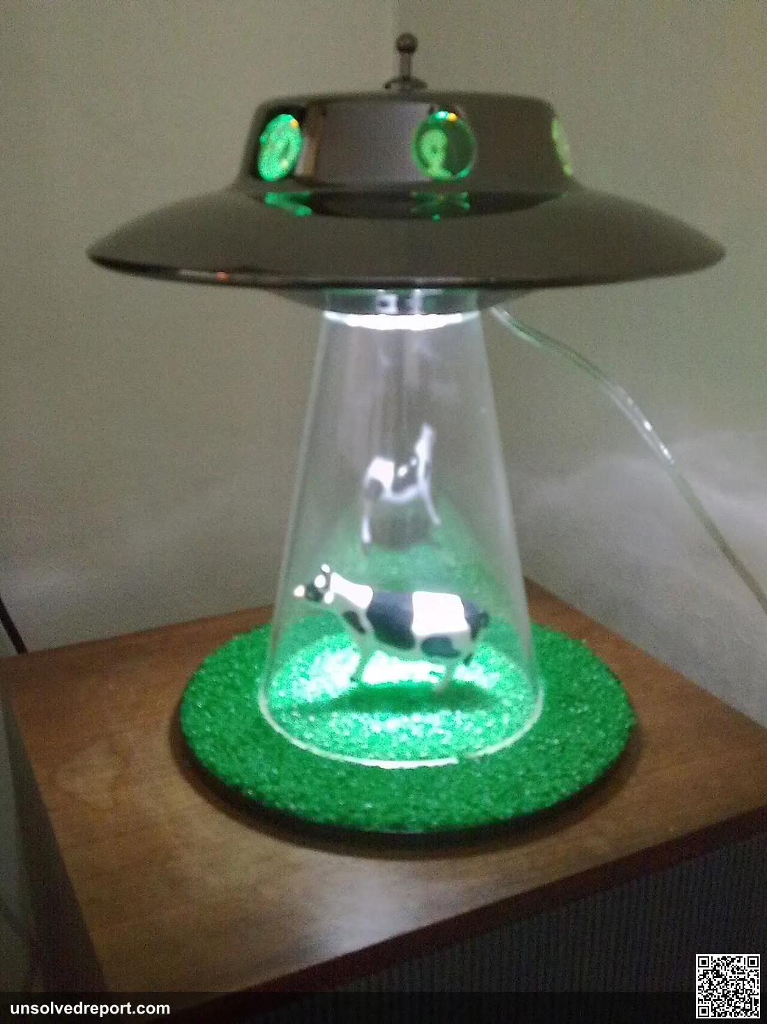 Lamp depicting gray aliens in a flying saucer abducting a cow