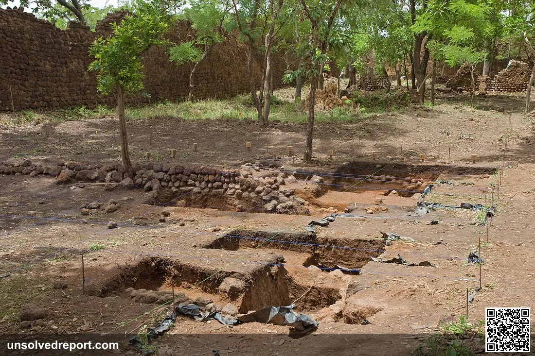 Archeological excavations at the Ruins of Loropéni (May 2016)