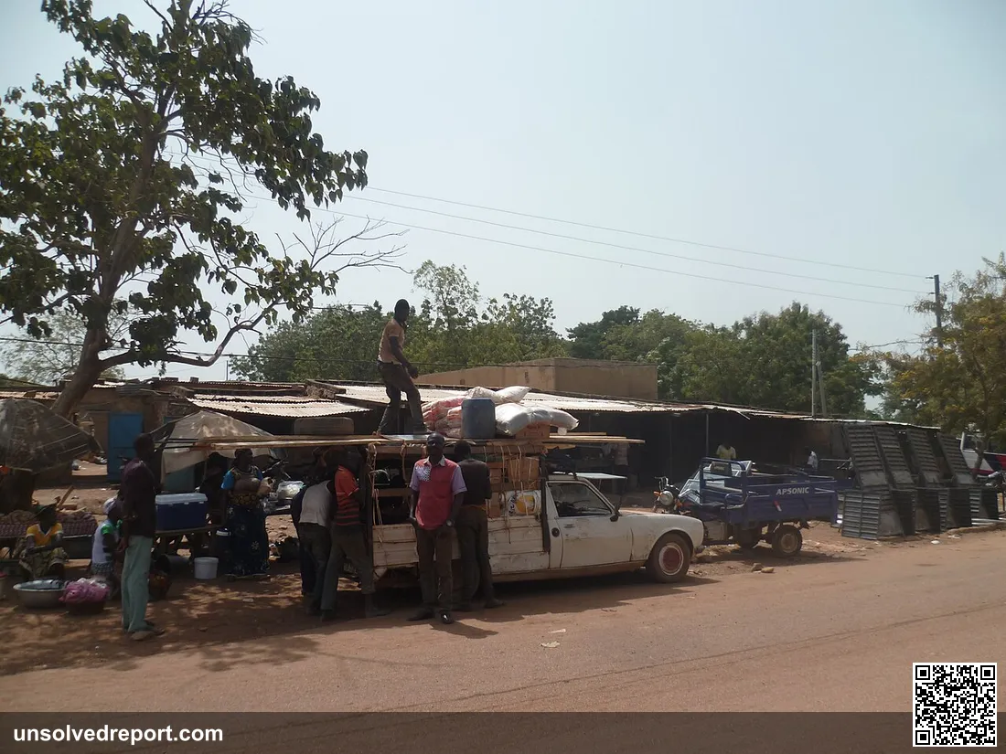 Burkina Faso - Gaoua-Loropeni en Peugeot camionnette. Pas de minibus, la solution trouvée, prendre une camionnette tran…
