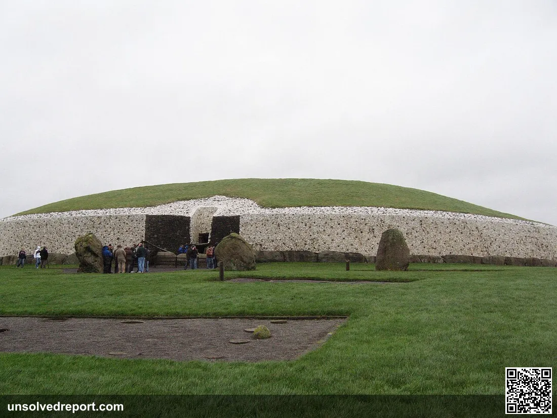Newgrange Brú na Bóinne passage tomb County Meath Ireland visitors at entrance