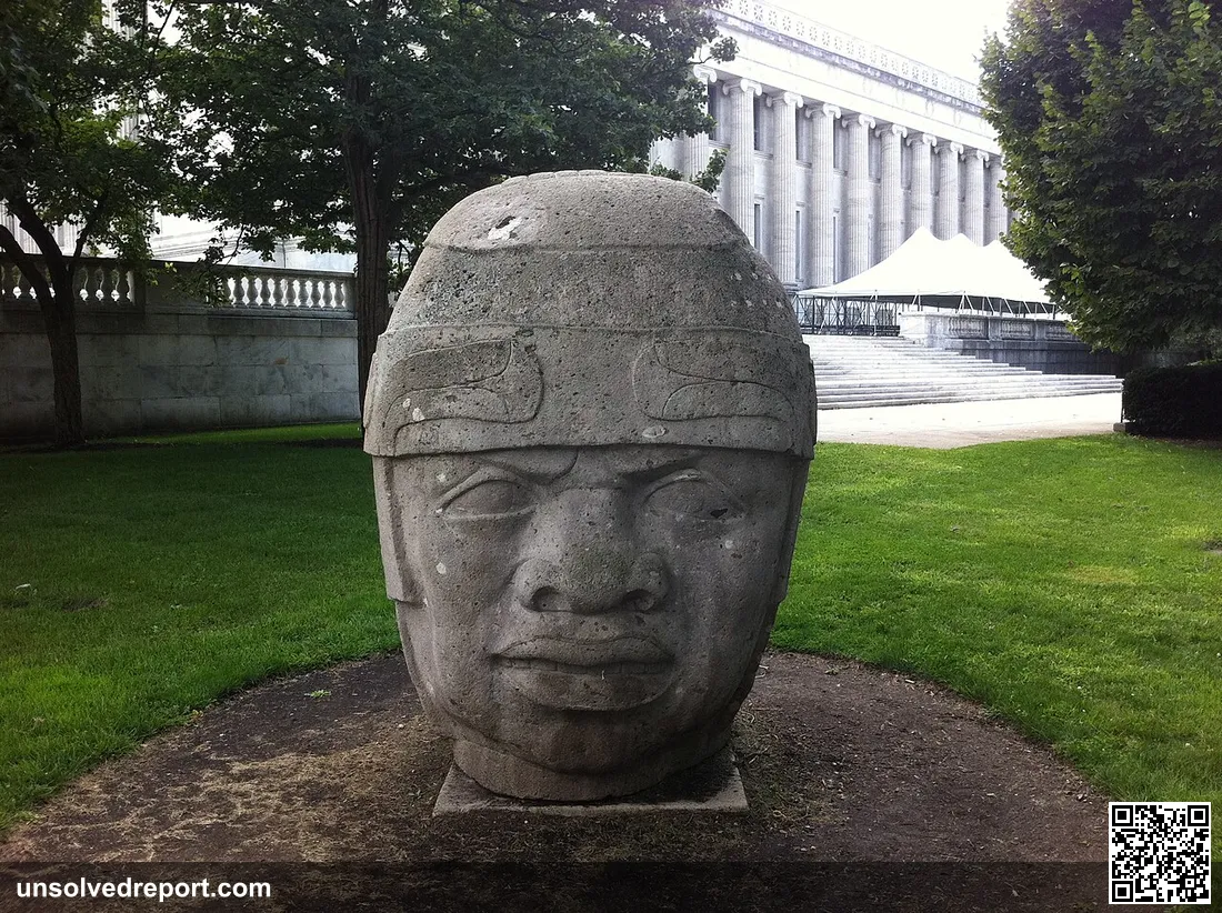 Reproduction of Olmec Head #8 (from San Lorenzo Tenochtitlán), outside the Field Museum of Natural History in Chicago.