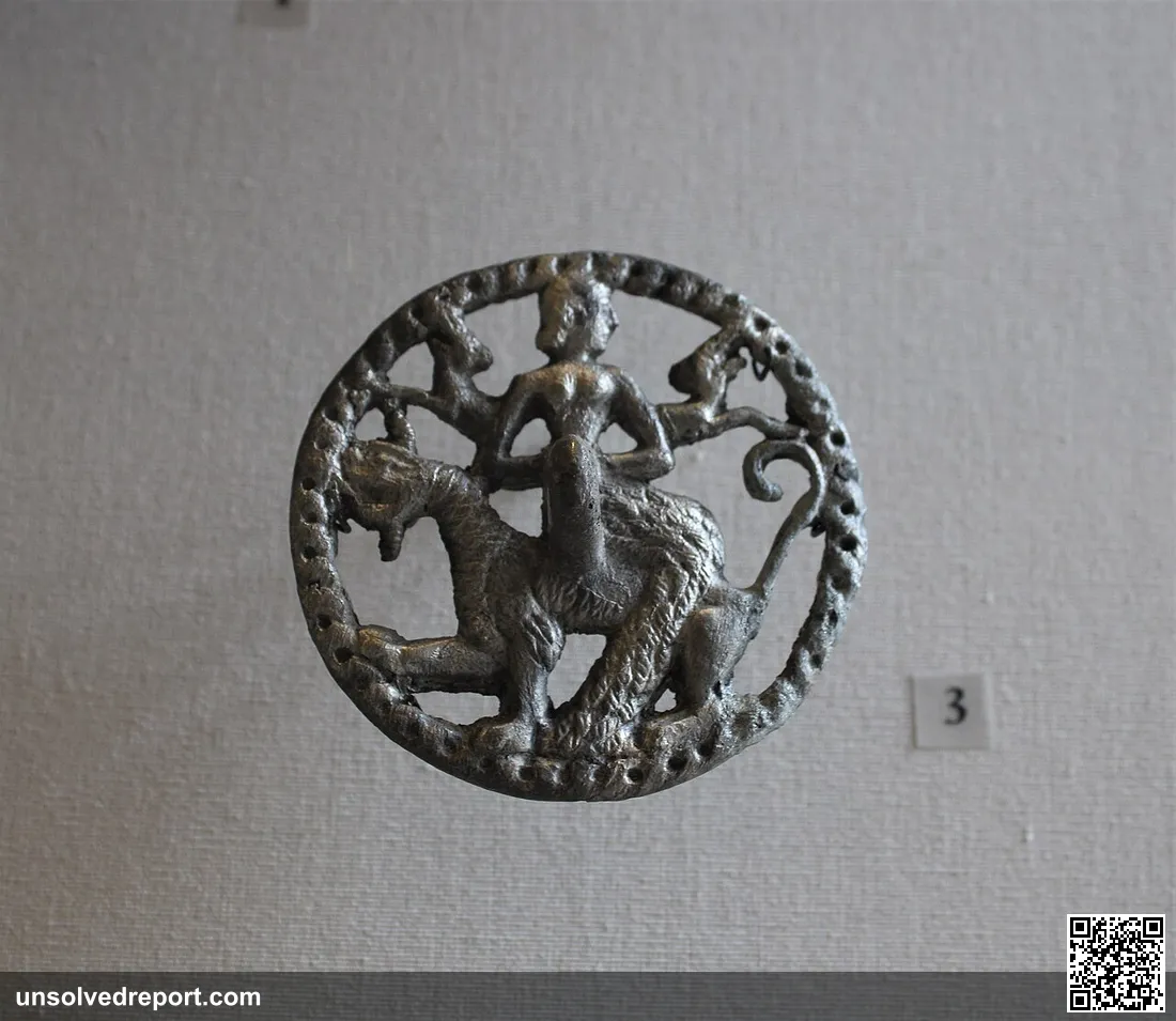 Compartmented stamp with bail, with openwork decoration: goddess seated on a unicorn dragon-serpent. Silver. Bactria, c…