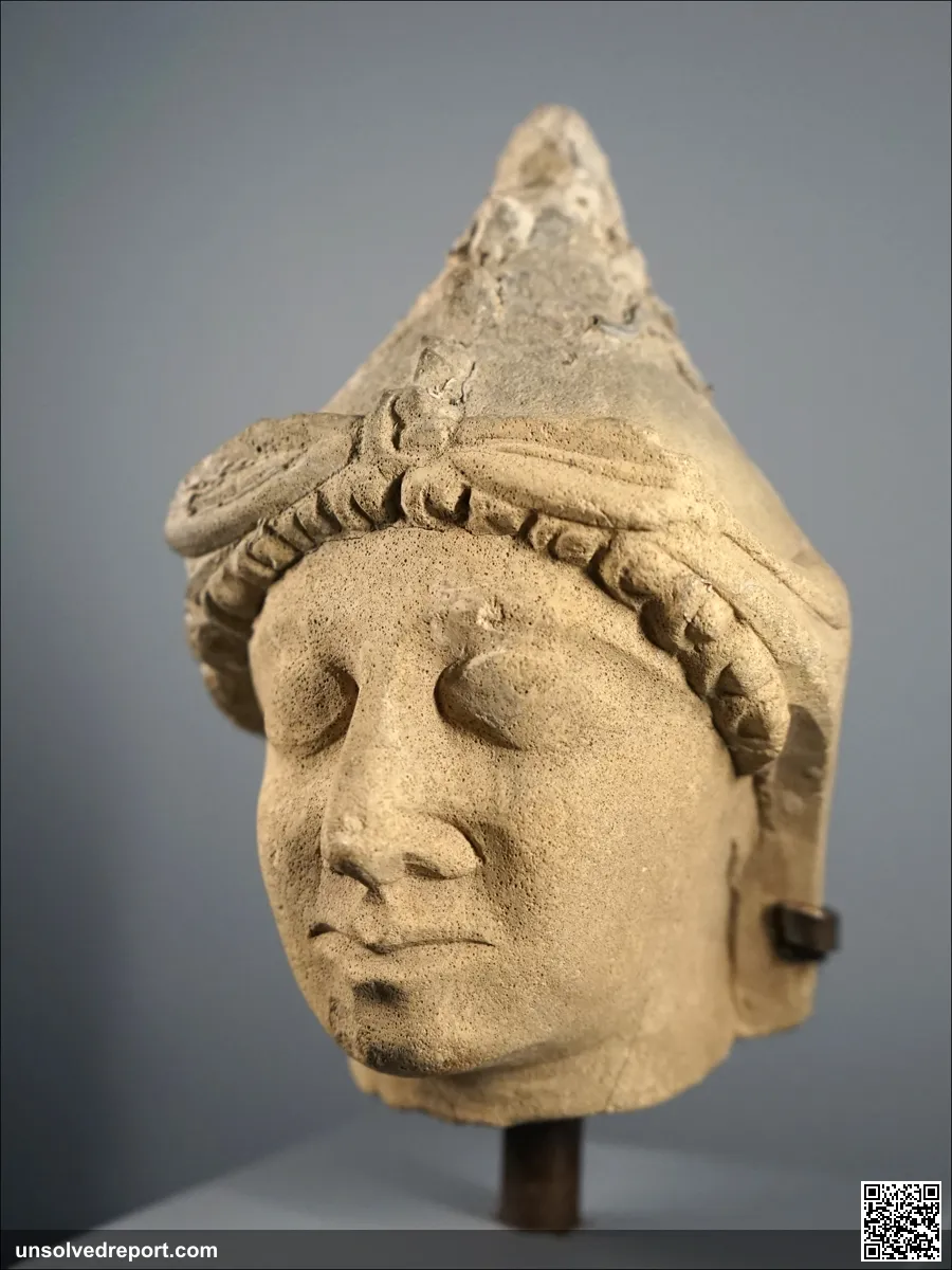 Statuette Calcaire Trouvée à Thônis-Héracléion par l'équipe de Franck Goddio (5ème siècle av. J.-C.) Statue conservée a…