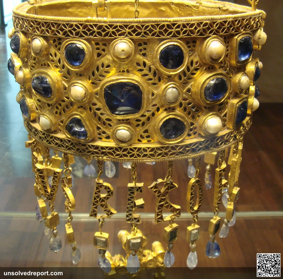 Detail of the votive crown of Visigoth king Reccesuinth († 672). Made of gold and precious stones in the 2nd half of th…