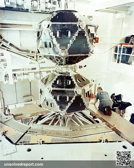 Photographs of en:Vela (Satellite)-5A &amp; B satellites and instruments